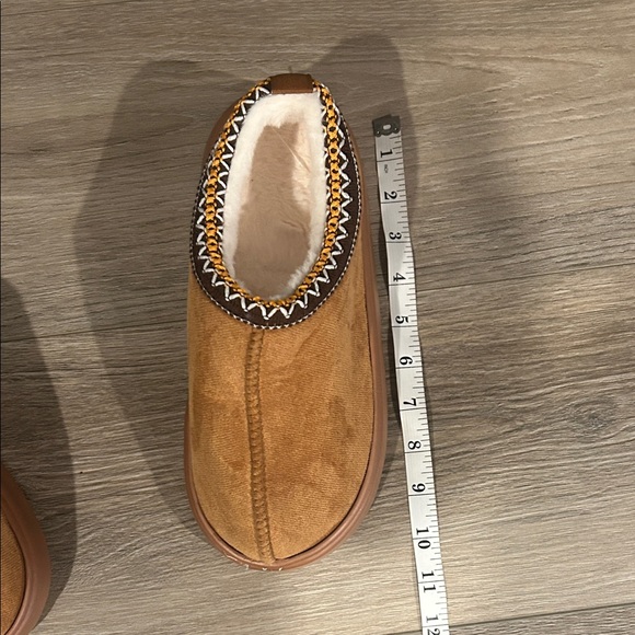 NWOT Cozy Tan Slip-On Shoes with Embroidered Trim - Picture 5 of 7